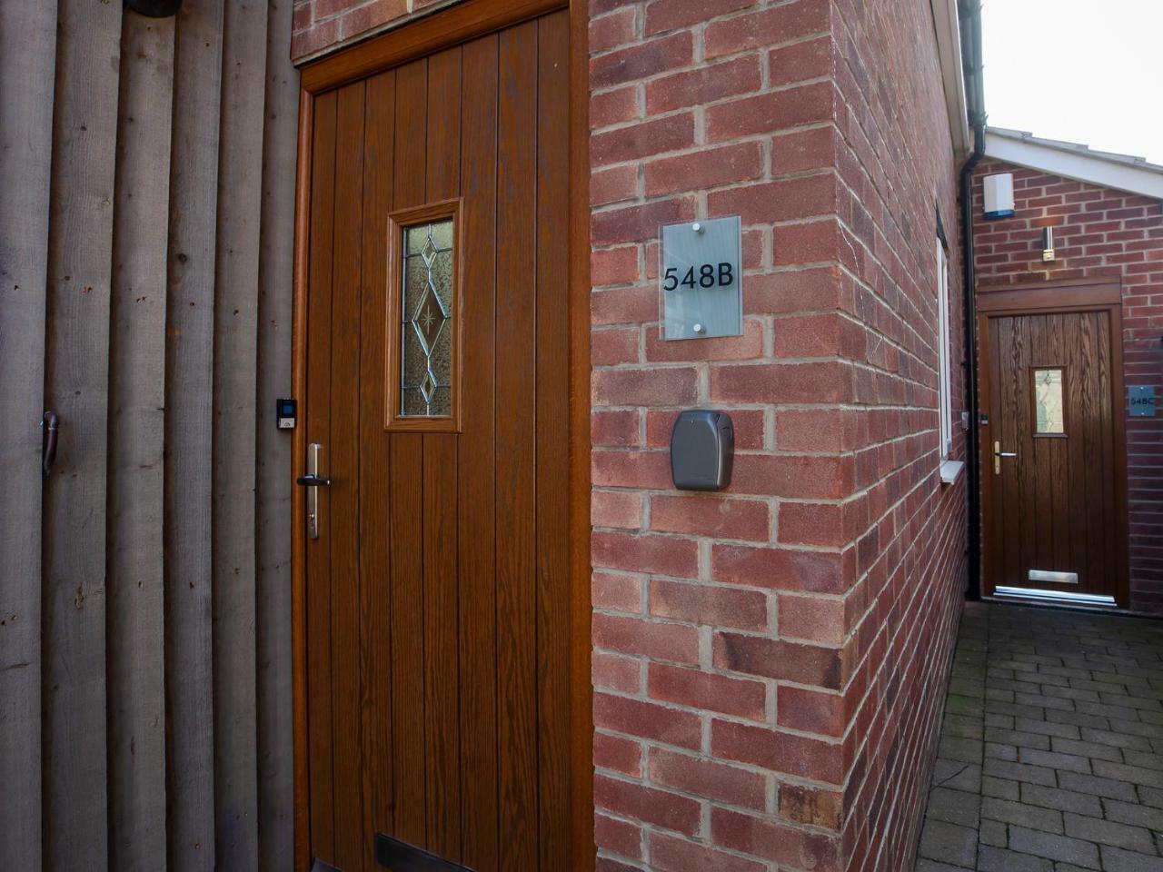 White House Apartments-free Parking 1 Car Per * York